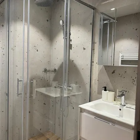 Luxury Brand New Md 2 In Center Apartment